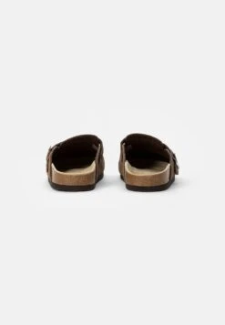 Pier One LEATHER UNISEX - Clogs - Brown -Günstiges Mode Verkaufsgeschäft 18a09b6c3e71439784e427988b058842