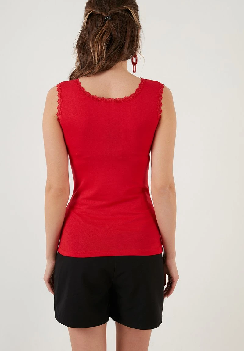 LELA SQUARE NECK LACE DETAILED ATHLETE - Top - Red 3 LELA SQUARE NECK LACE DETAILED ATHLETE - Top - Red – Bild 3
