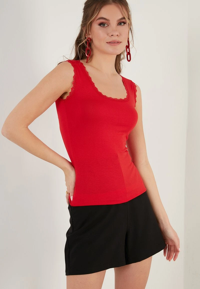 LELA SQUARE NECK LACE DETAILED ATHLETE - Top - Red 6 LELA SQUARE NECK LACE DETAILED ATHLETE - Top - Red – Bild 6