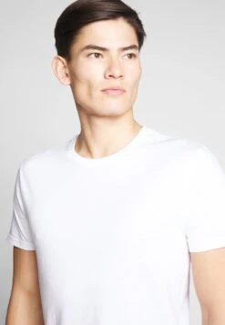 Pier One 2 PACK - T-Shirt Basic - White/dark Blue -Günstiges Mode Verkaufsgeschäft 5d6a04d994e343d2903cc2c1666bad4b