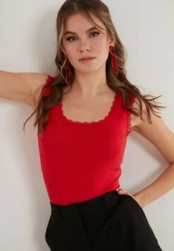 LELA SQUARE NECK LACE DETAILED ATHLETE - Top - Red 10 LELA SQUARE NECK LACE DETAILED ATHLETE - Top - Red -Günstiges Mode Verkaufsgeschäft 8029a11a303946fa904ad757f621c233