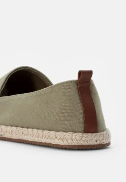 Pier One RENA ESPADRILLE UNISEX - Espadrille - Olive -Günstiges Mode Verkaufsgeschäft 8b1ef3dce9d344a08d816af96a53324d