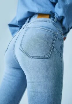 Stradivarius PUSH-UP - Jeans Skinny Fit - Light Blue Denim -Günstiges Mode Verkaufsgeschäft 8e03f81d4a714dfbb9b298fd43a7d6a9