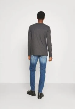 Pier One 2 PACK - Langarmshirt - Dark Grey/black 8 Pier One 2 PACK - Langarmshirt - Dark Grey/black -Günstiges Mode Verkaufsgeschäft a601e52fa7974b079f93b858d4b782ec