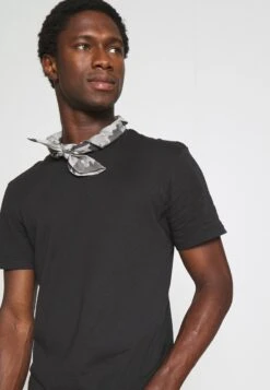 Pier One 3 PACK - T-Shirt Basic - Black/mottled Dark Grey/bordeaux -Günstiges Mode Verkaufsgeschäft ae9b9691c10949c5b4edc17929f8c13a